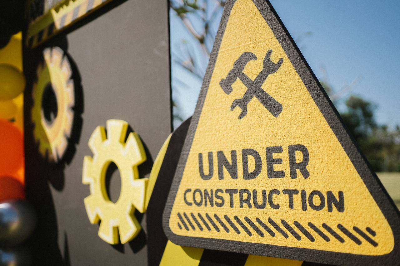 A builders' party pitched exactly at three years old — photo 7