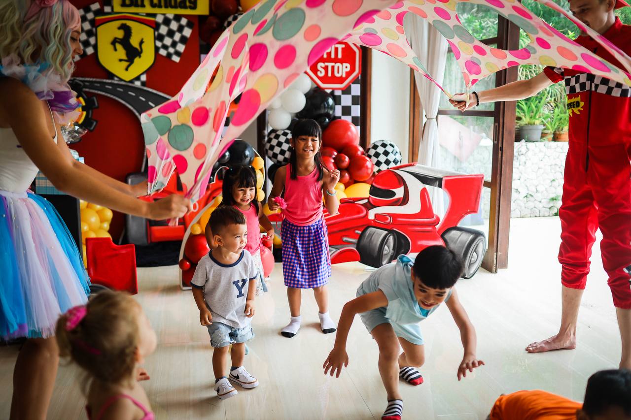 A racing party built indoors, where a two-year-old could cope — photo 1