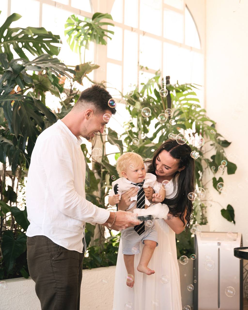 A first birthday built for the photographs, not the toddler — photo 3