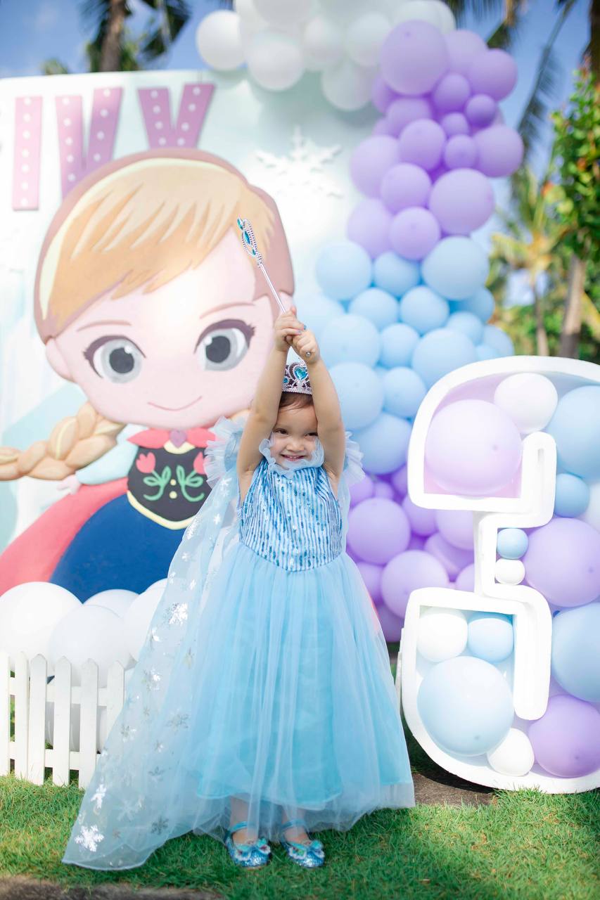 A Frozen party where she stood between Elsa and Anna — photo 4