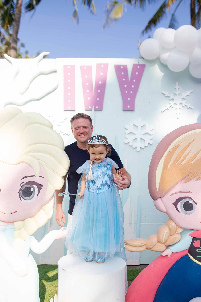 A Frozen party where she stood between Elsa and Anna — photo 5