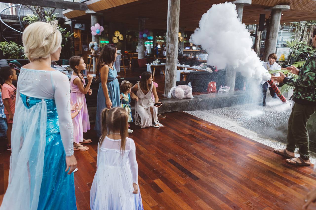 A Frozen party with real snow, in thirty degrees — photo 2