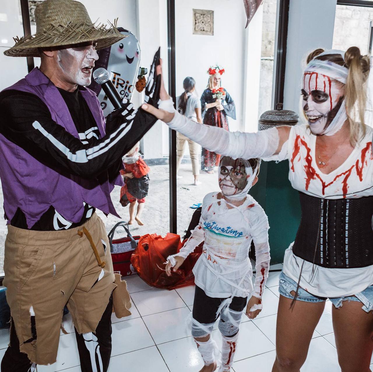A Halloween party where the mothers were in costume too — photo 2