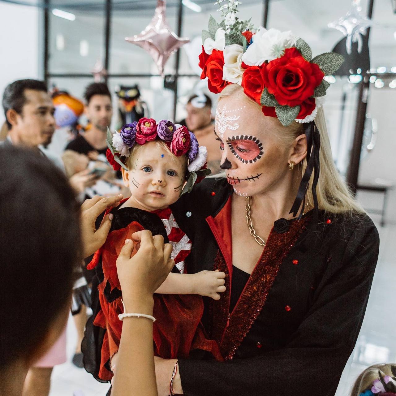 A Halloween party where the mothers were in costume too — photo 7