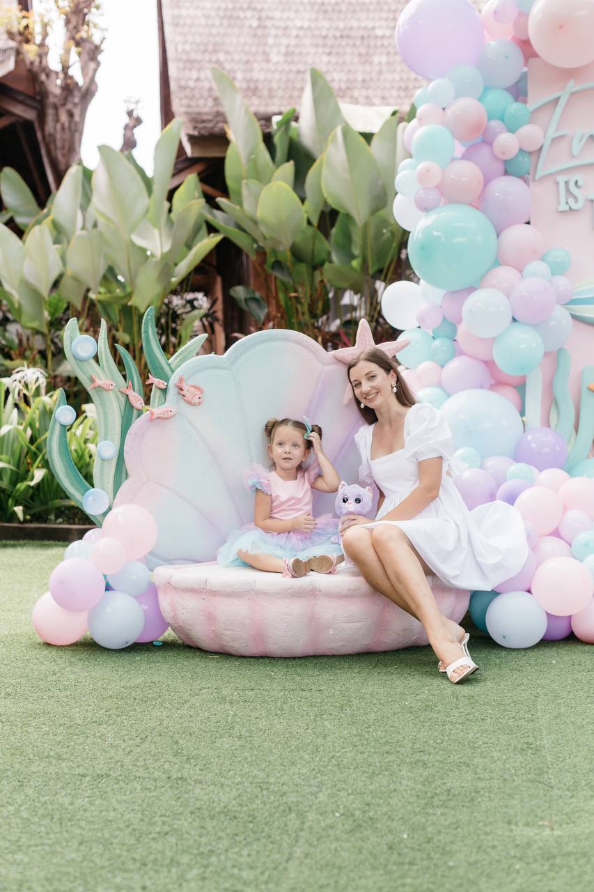 A mermaid party where her parents ate lunch sitting down — photo 6