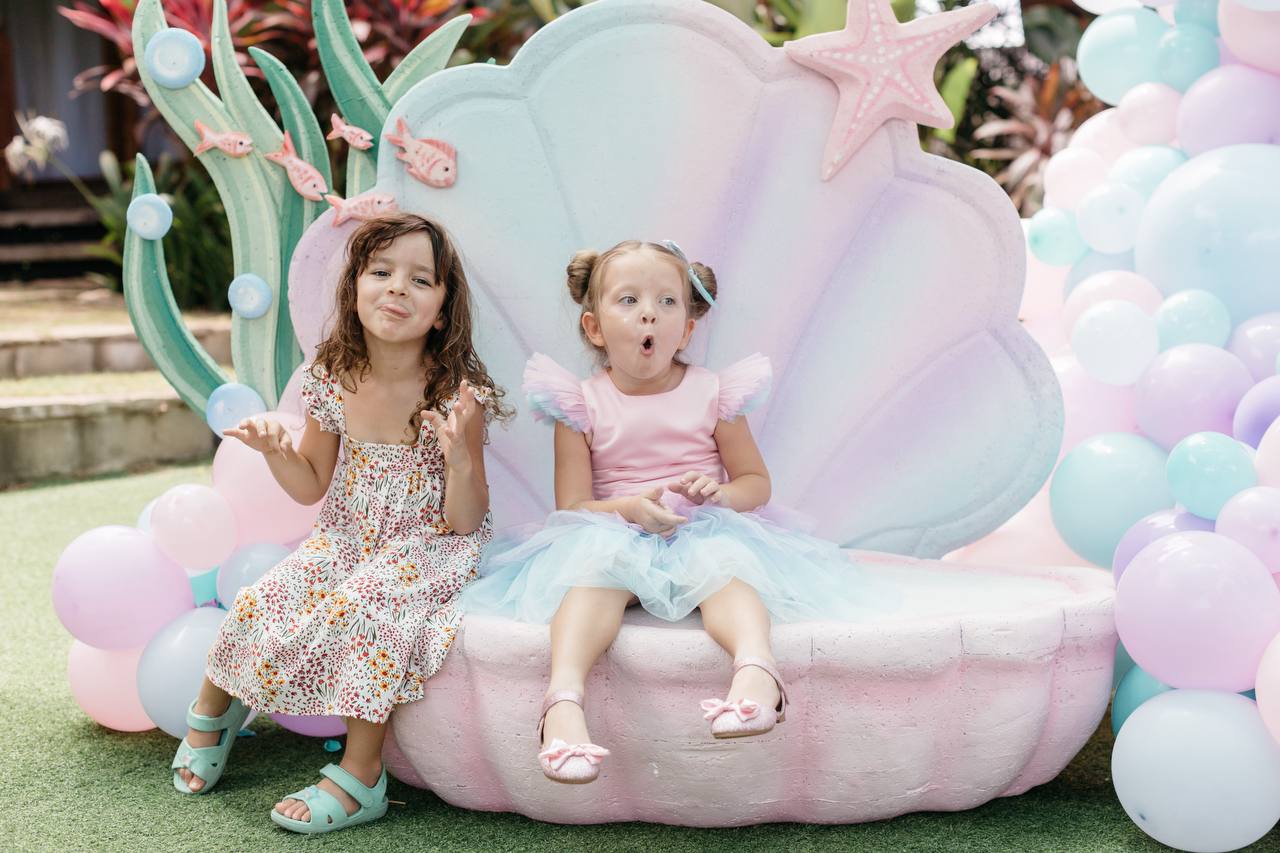 A mermaid party where her parents ate lunch sitting down — photo 8