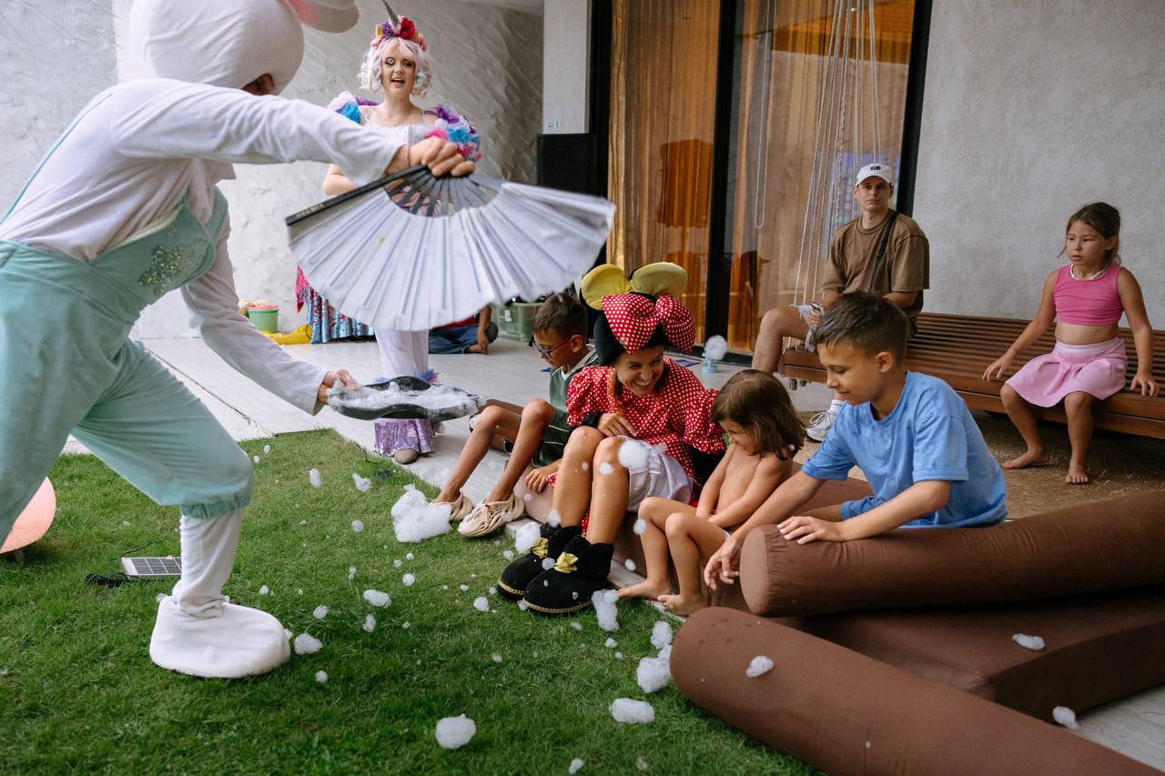 A unicorn party that ended with the whole garden in foam — photo 2