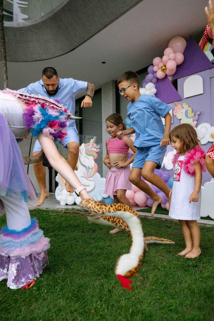A unicorn party that ended with the whole garden in foam — photo 6