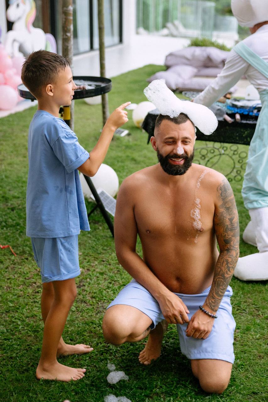 A unicorn party that ended with the whole garden in foam — photo 8
